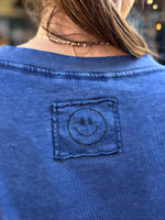 Charger l&#39;image dans la galerie, Tee shirt SMILE Bleu effet délavé

