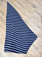 Charger l'image dans la galerie, Echarpe triangle NELIA Marine/Bleu jeans
