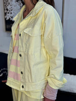 Charger l'image dans la galerie, Veste en jean jaune inscription rose - COTE D'AZUR
