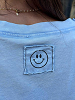 Charger l&#39;image dans la galerie, Tee shirt SMILE Bleu ciel effet délavé
