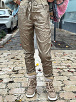 Charger l&#39;image dans la galerie, Pantalon simili cuir MADDOX Camel
