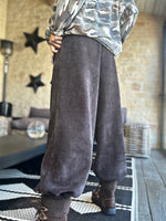 Charger l'image dans la galerie, Pantalon velours cotelé souple GASPARD Choco
