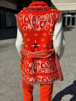 Charger l'image dans la galerie, Gilet sans manche ceinturé RIO orange motif bandana maille
