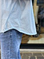 Charger l&#39;image dans la galerie, Tee shirt SMILE Bleu ciel effet délavé
