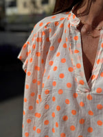 Charger l'image dans la galerie, Blouse Lait à pois orange - AUREA
