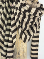 Charger l'image dans la galerie, Echarpe triangle NELIA Choco/Beige
