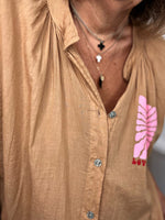 Charger l'image dans la galerie, Chemise LOVE PEACE Camel
