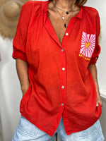 Charger l'image dans la galerie, Chemise LOVE PEACE Rouge
