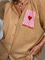Charger l'image dans la galerie, Chemise LOVE PEACE Camel

