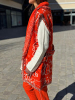 Charger l'image dans la galerie, Gilet sans manche ceinturé RIO orange motif bandana maille
