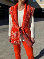 Charger l'image dans la galerie, Gilet sans manche ceinturé RIO orange motif bandana maille
