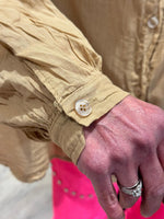 Charger l'image dans la galerie, Chemise Camel imprimé dos - LORYA
