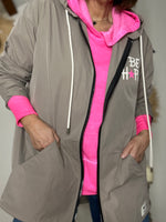 Charger l'image dans la galerie, Blouson léger BE HAPPY Taupe
