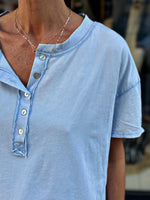 Charger l&#39;image dans la galerie, Tee shirt SMILE Bleu ciel effet délavé
