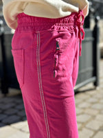 Charger l'image dans la galerie, Pantalon jogging MIKO Fuchsia taille élastiquée bandes pailletées
