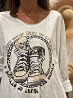 Charger l&#39;image dans la galerie, Tee shirt THESE SHOES MUST BE STYLISH Blanc

