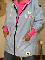 Charger l'image dans la galerie, Blouson léger BE HAPPY Bleu ciel
