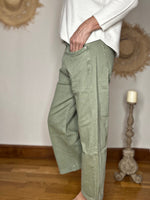 Charger l'image dans la galerie, Pantalon PASCAL Kaki (Modèle ZOE chez Place du Jour)
