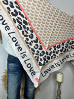 Charger l&#39;image dans la galerie, Echarpe triangle LOVE IS LOVE Beige Corail
